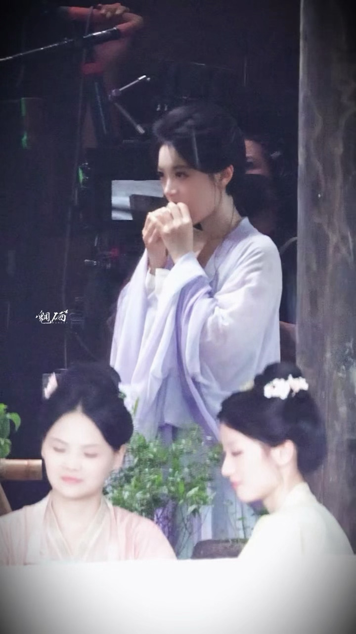 下雨也耽误不了吃东西的听雨小猪🤲🏻委屈但能吃 看小猪嚼嚼嚼心情都好了赵今麦一