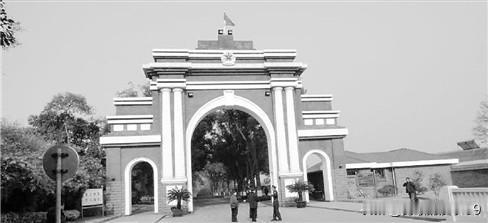 部队营区大门气派非凡。新设计融入部队元素，尽显庄重威严。
从安全考量，大门安保设