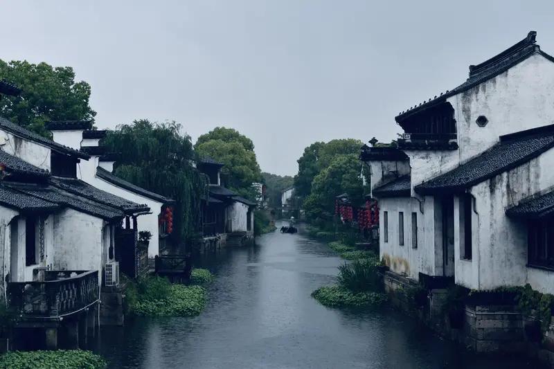 七绝•《寄思》
湘南烟雨锁横塘，
朝暮传书念隔江。
唯有飞梦随云寄，
与君相伴桂