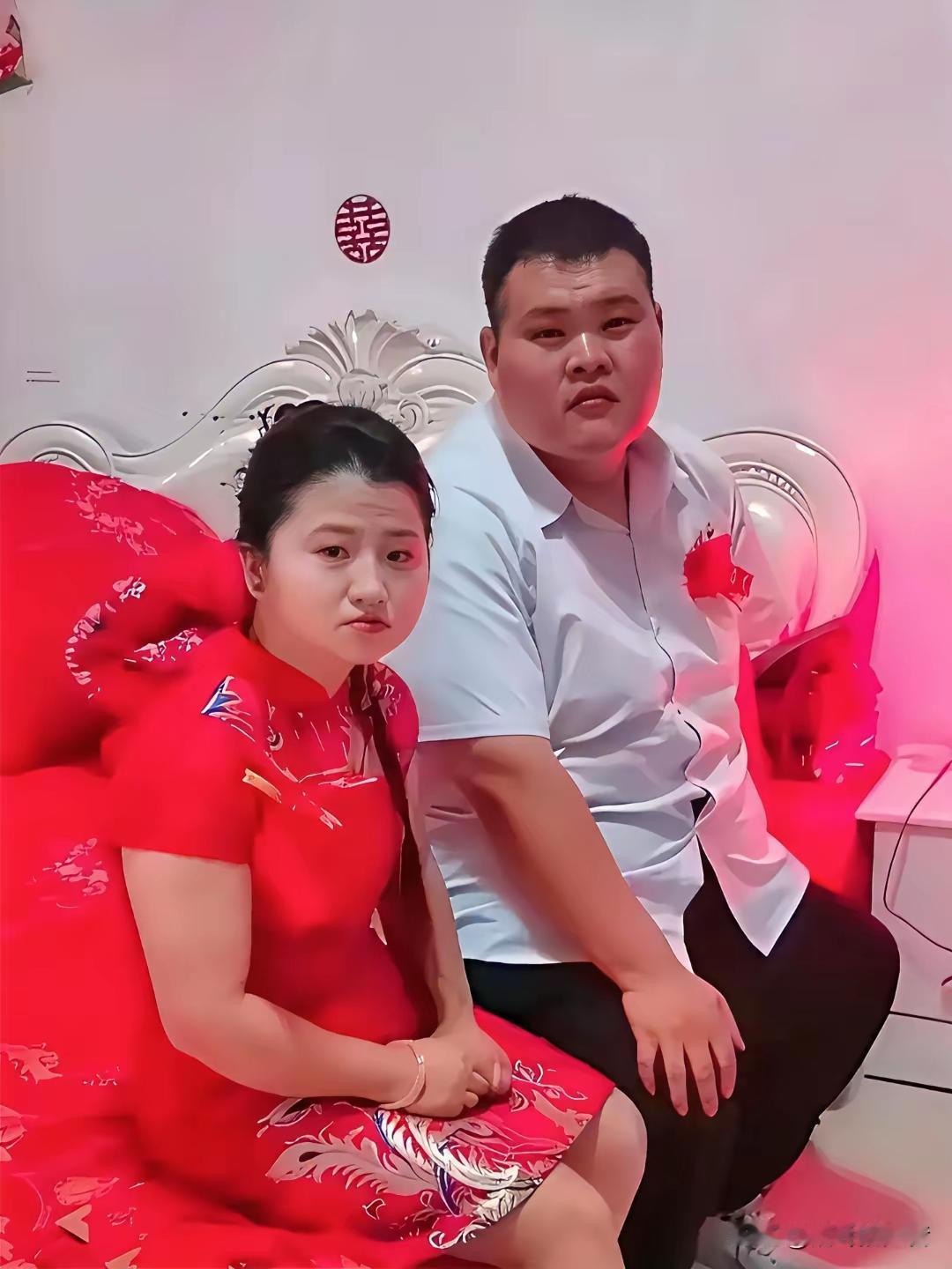 内心喜洋洋，
新人坐婚床。
留念拍下照，
幸福百年长。