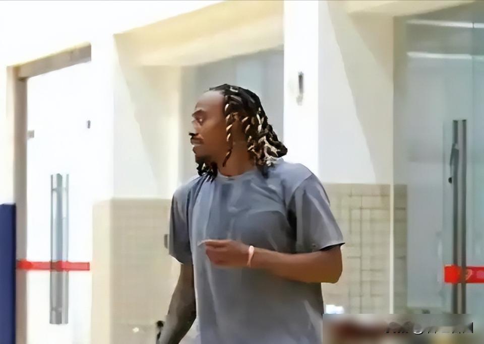 广东宏远新外援萨姆纳首秀出彩却也暴露出伤病隐患。
他在俱乐部杯对阵广州的比赛里