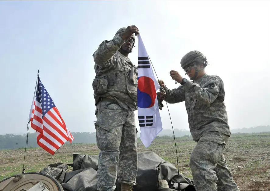 据韩国媒体报道，韩国当地法院判处一名涉嫌猥亵女童的驻韩美军士兵有期徒刑3年，缓刑