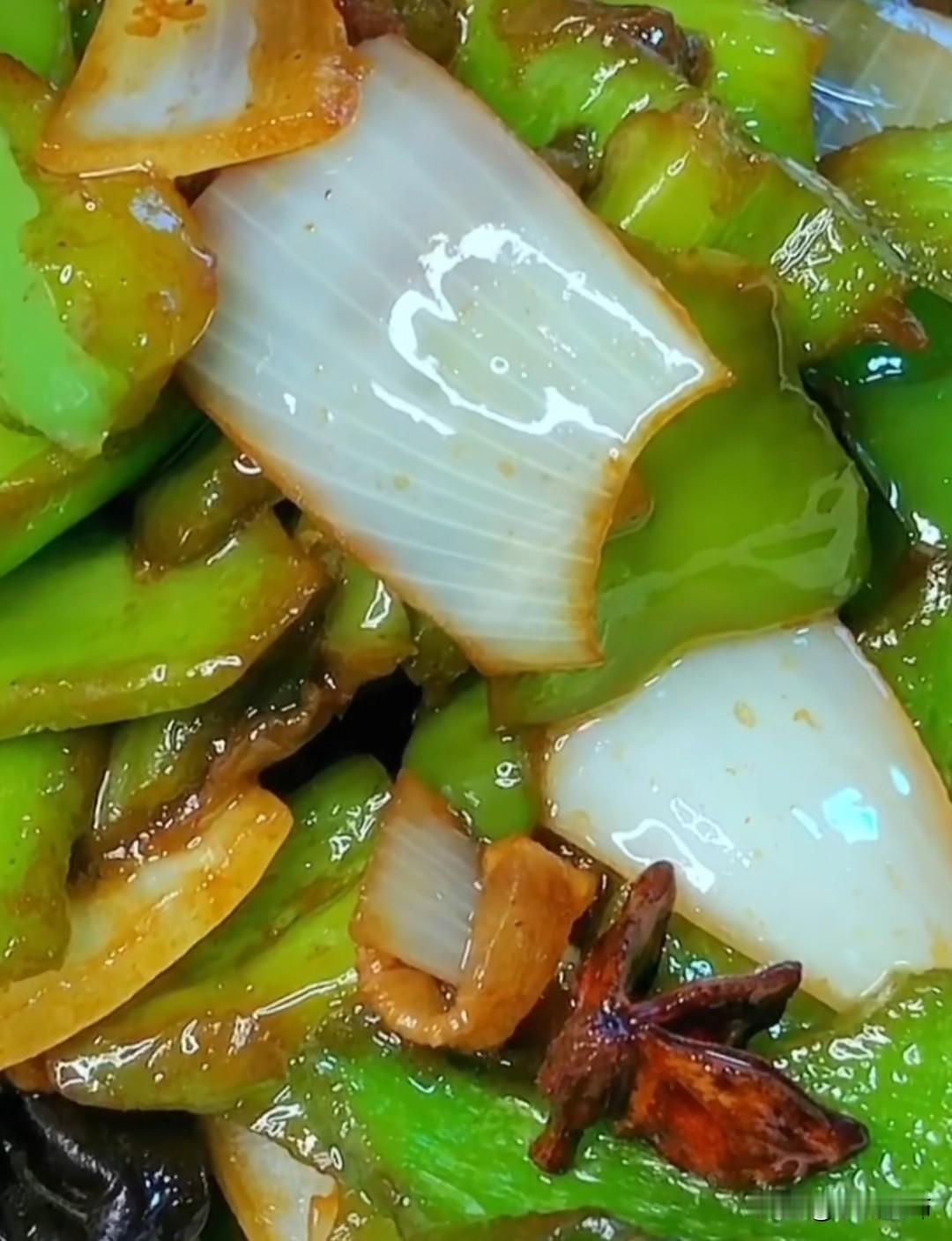 青椒、洋葱洗净切细丝，锅中倒油烧热，先下洋葱丝大火翻炒至微微变软出香。
 
放入