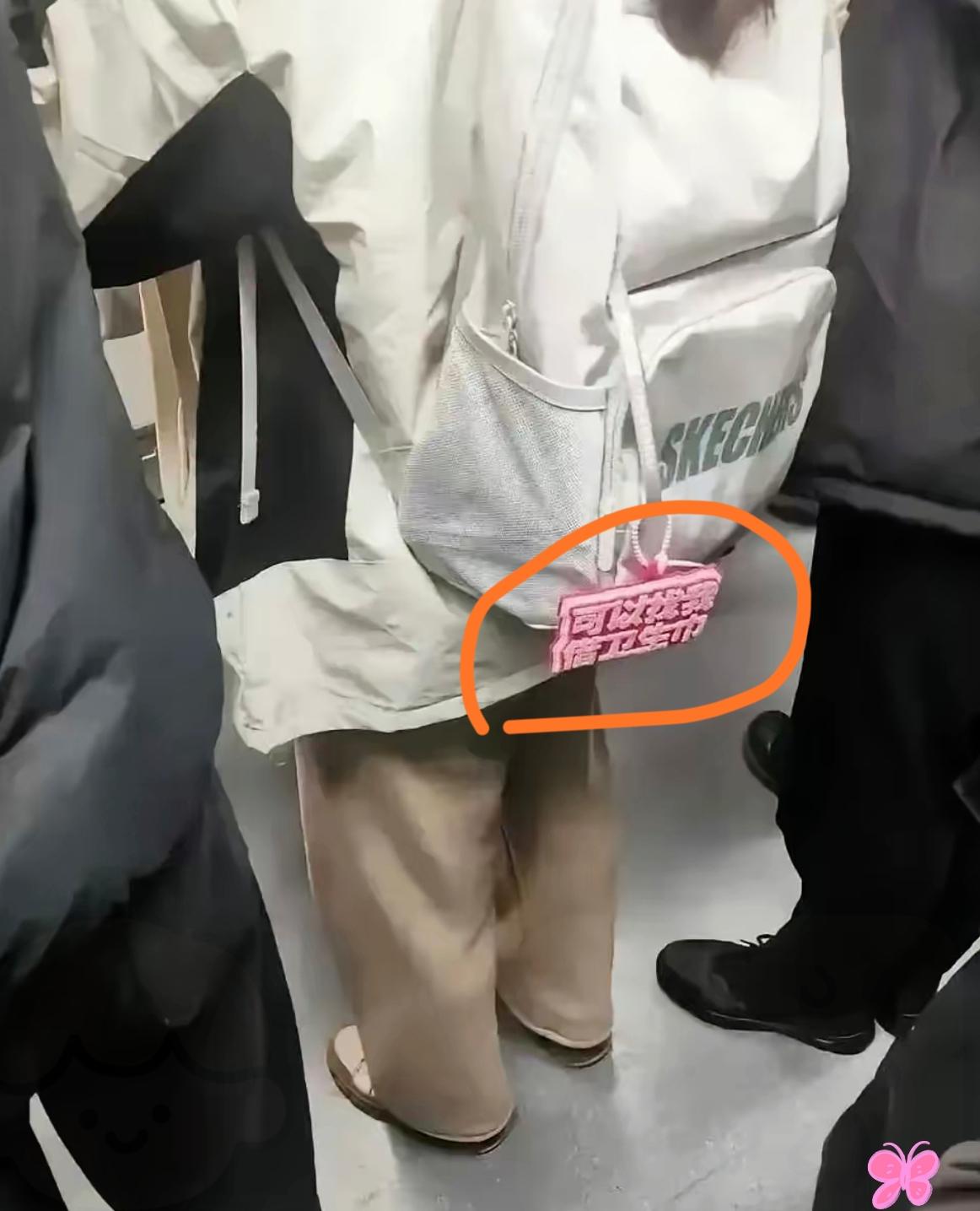 在地铁上，一个小姑娘勇敢有又爱心❤️