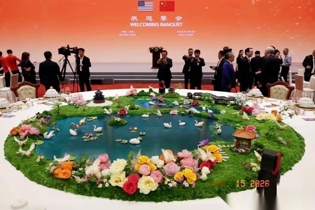 晚宴最大的“明星”，不是世界首富马斯克，也不是全球股王“英伟达”的当家人老黄，而