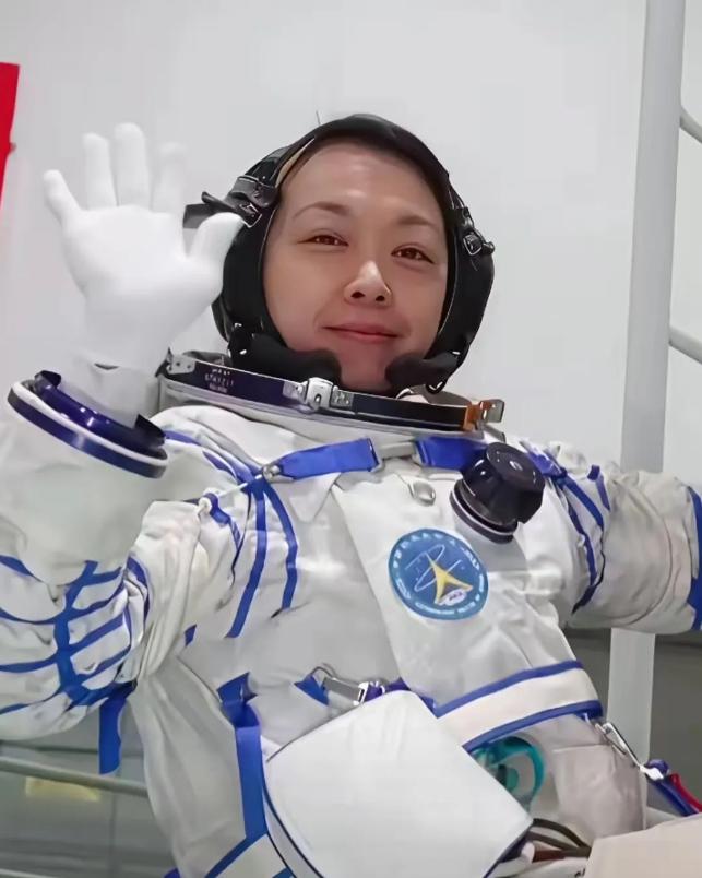 入驻“天宫”还不到10天，香港首位航天员黎家盈就接到了新的任务。香港特区政府已正