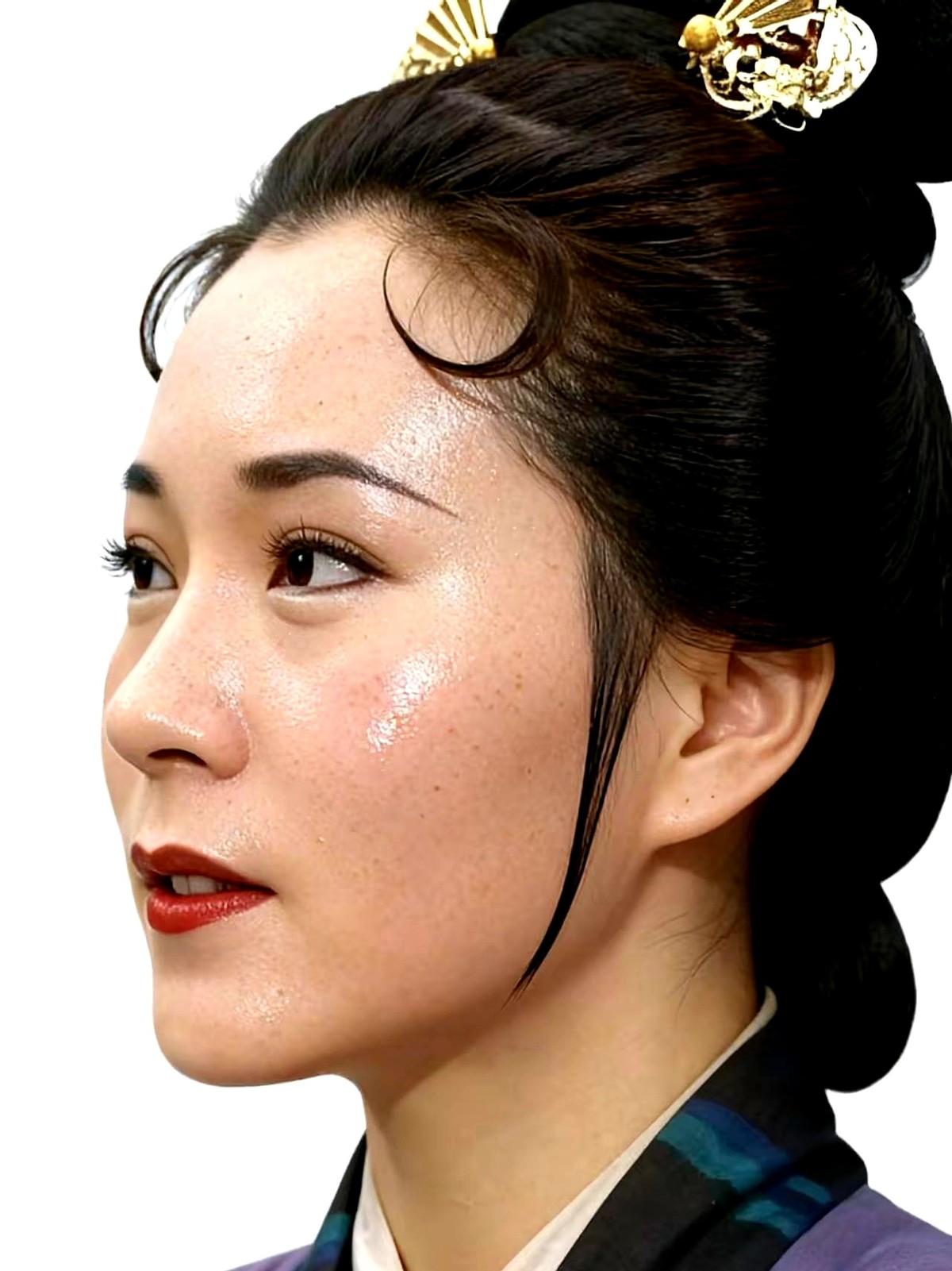 小时候看《神雕侠侣》，总觉得郭靖夫人不好看，甚至有点显老。

长大后，尤其看了魏
