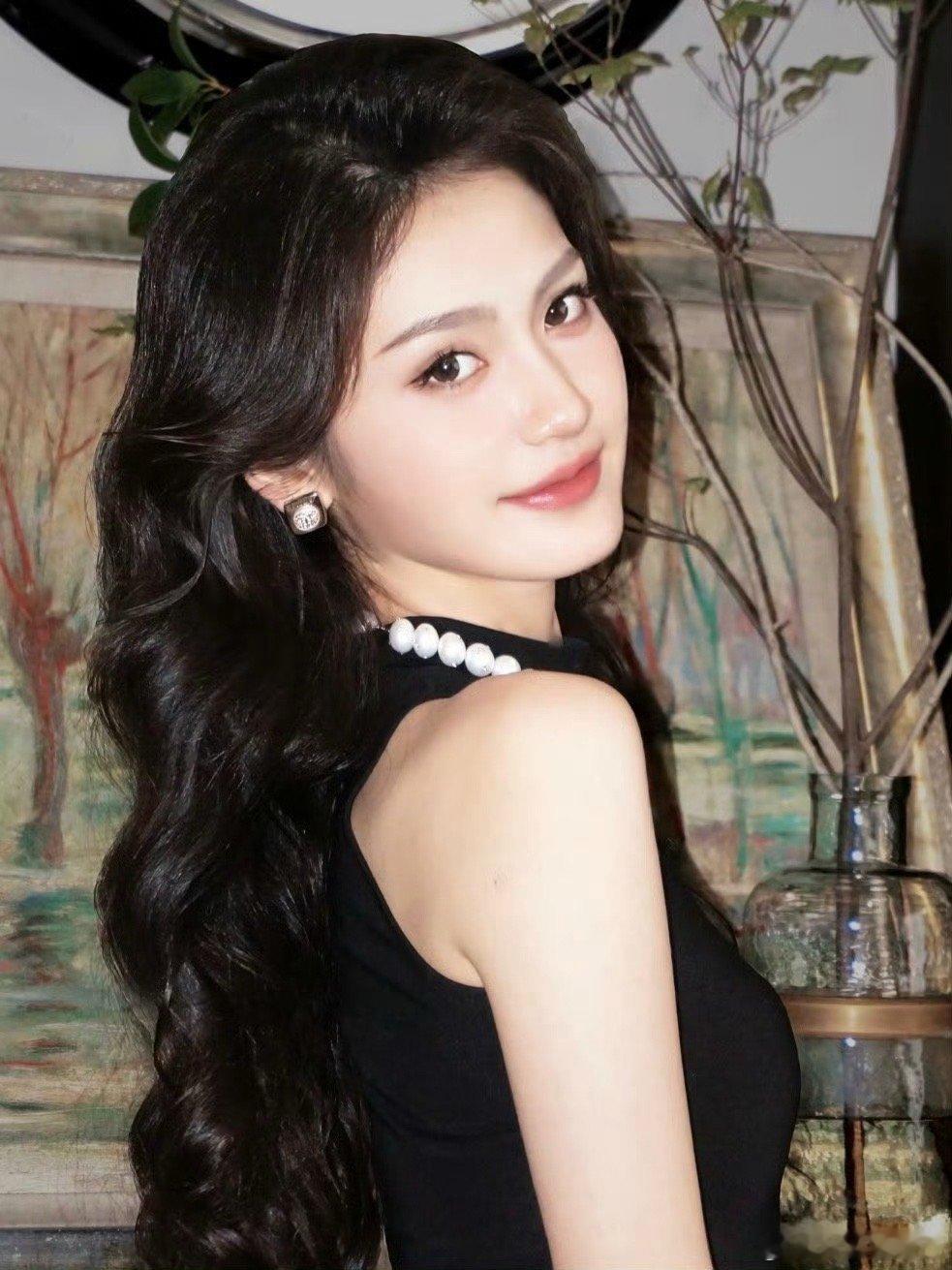 短剧女主京东青春采销直播间热舞炸场演过电视剧《我的阿勒泰》的演员海心茹一整个燃炸