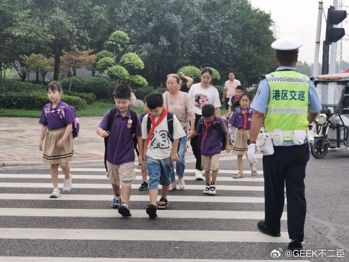 多地学校取消家长护学岗家长护学岗本是温情倡议，却渐渐变成不少家庭的沉重负担。占用