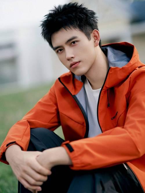 我喜欢你，明目张胆，只对你偏心。外面再冷，对你永远温柔热烈；别人靠近我都保持距离