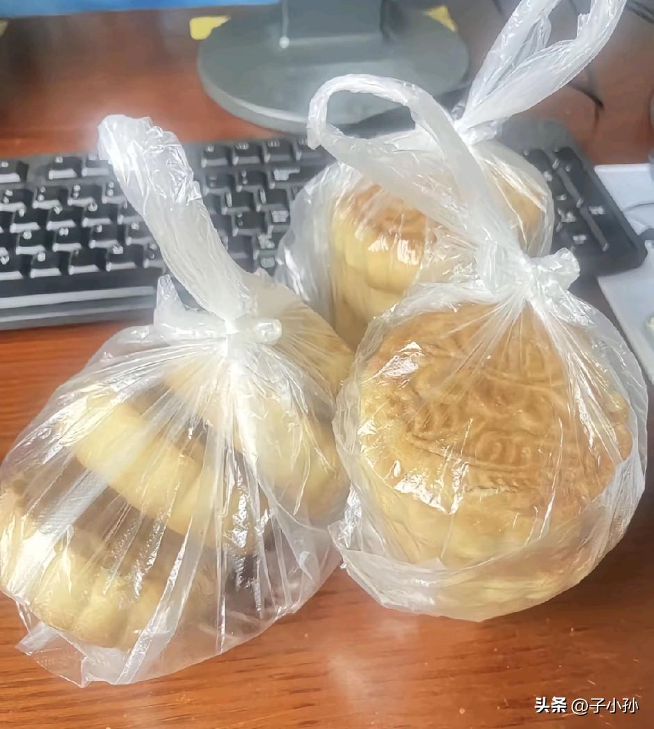 你们见过哪家单位发散装月饼的？
前几天就收到小道消息，今年公司要发中秋福利了，大
