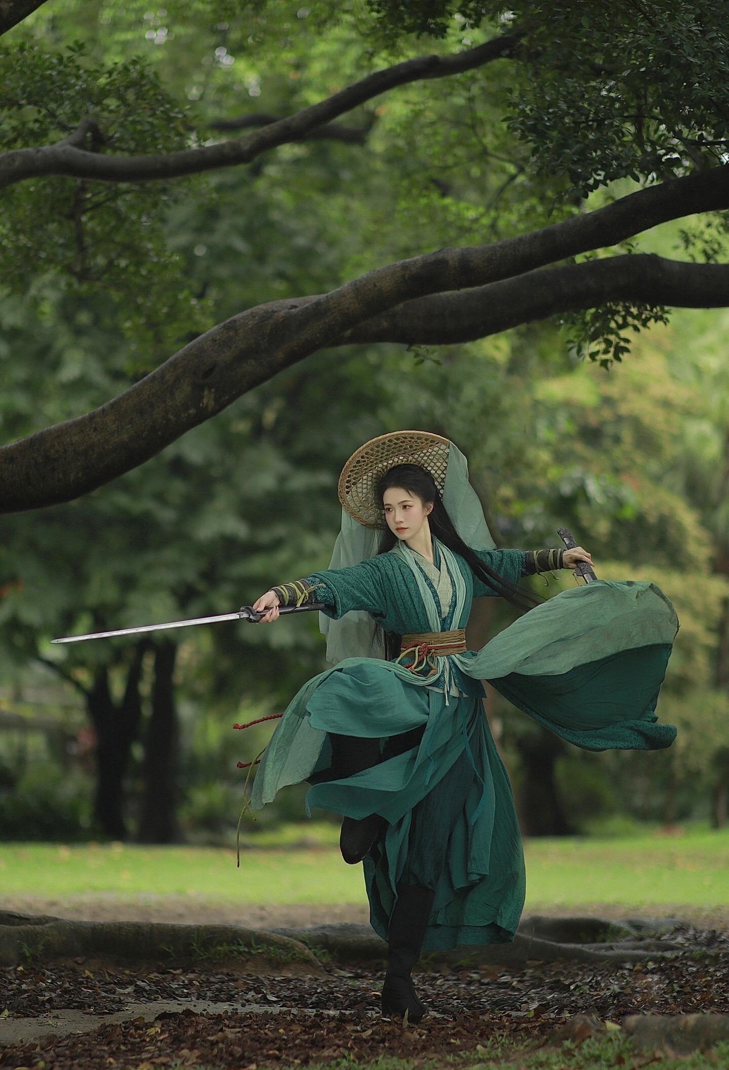 人间纷纷十四境  我亦随手斩飞升。