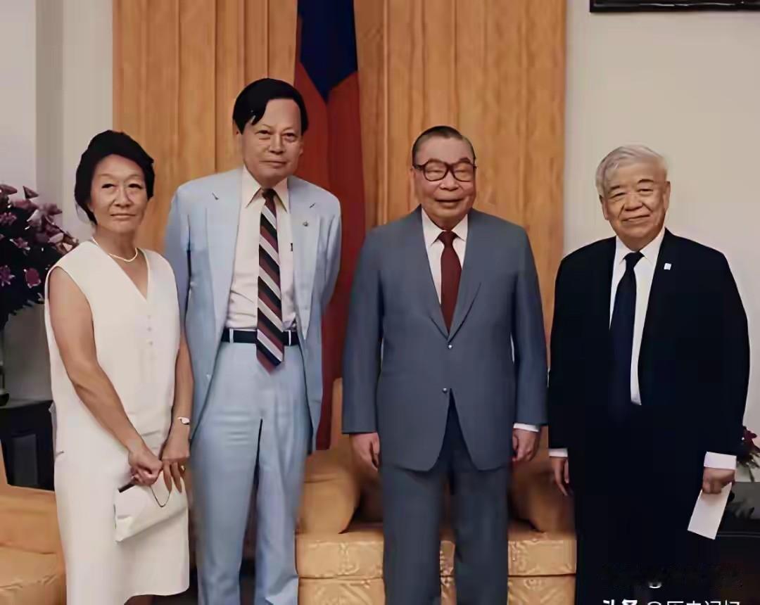 1986年，在台北，76岁的蒋经国站得规规矩矩，脸上乐呵呵的，64岁的杨振宁，穿