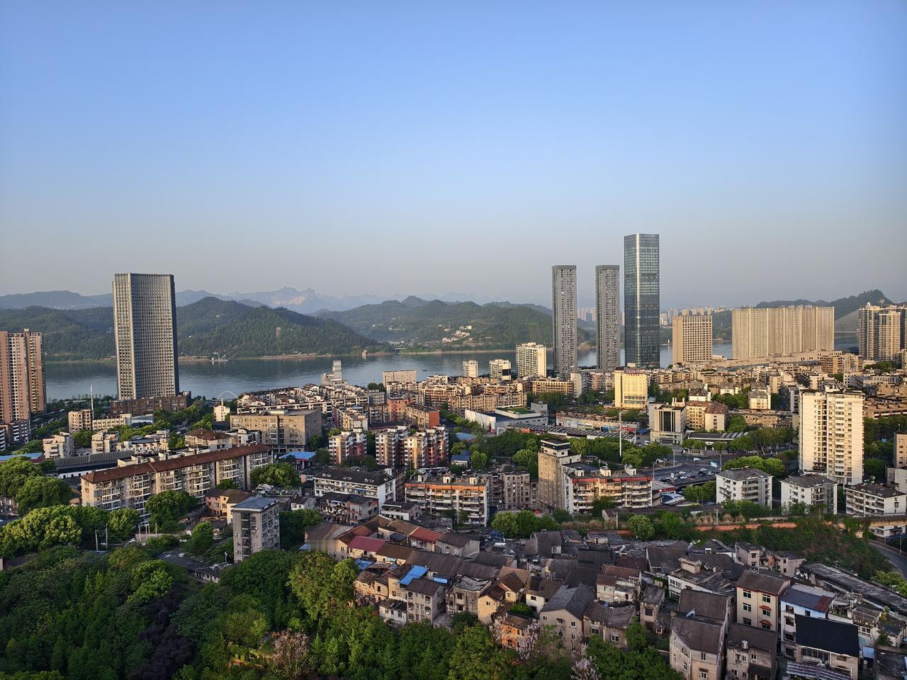 宜昌有这么好吗？他们选择宜昌，不为别的，仅是为了居住。
有这样一群人，他们不是宜