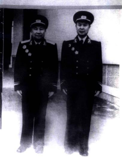 六十年代，张云逸大将到广西视察时与韦国清在一起