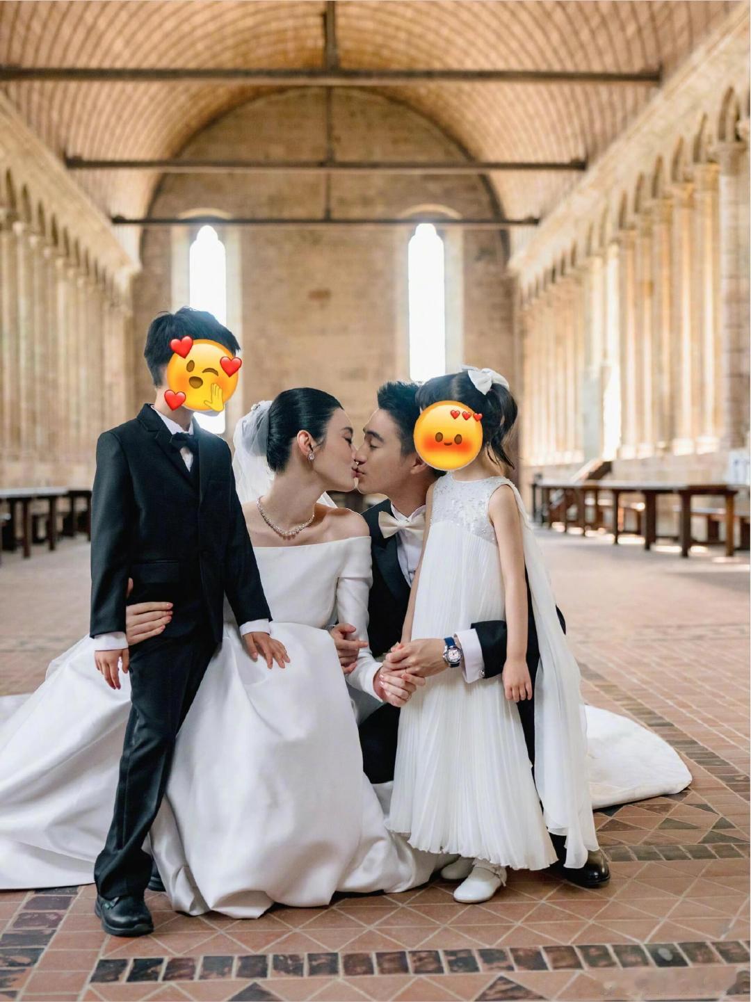 晚晚婚礼vs奚梦瑶婚礼对比双方父母同框照，晚晚双方家长着装简约日常，奚梦瑶婆家这