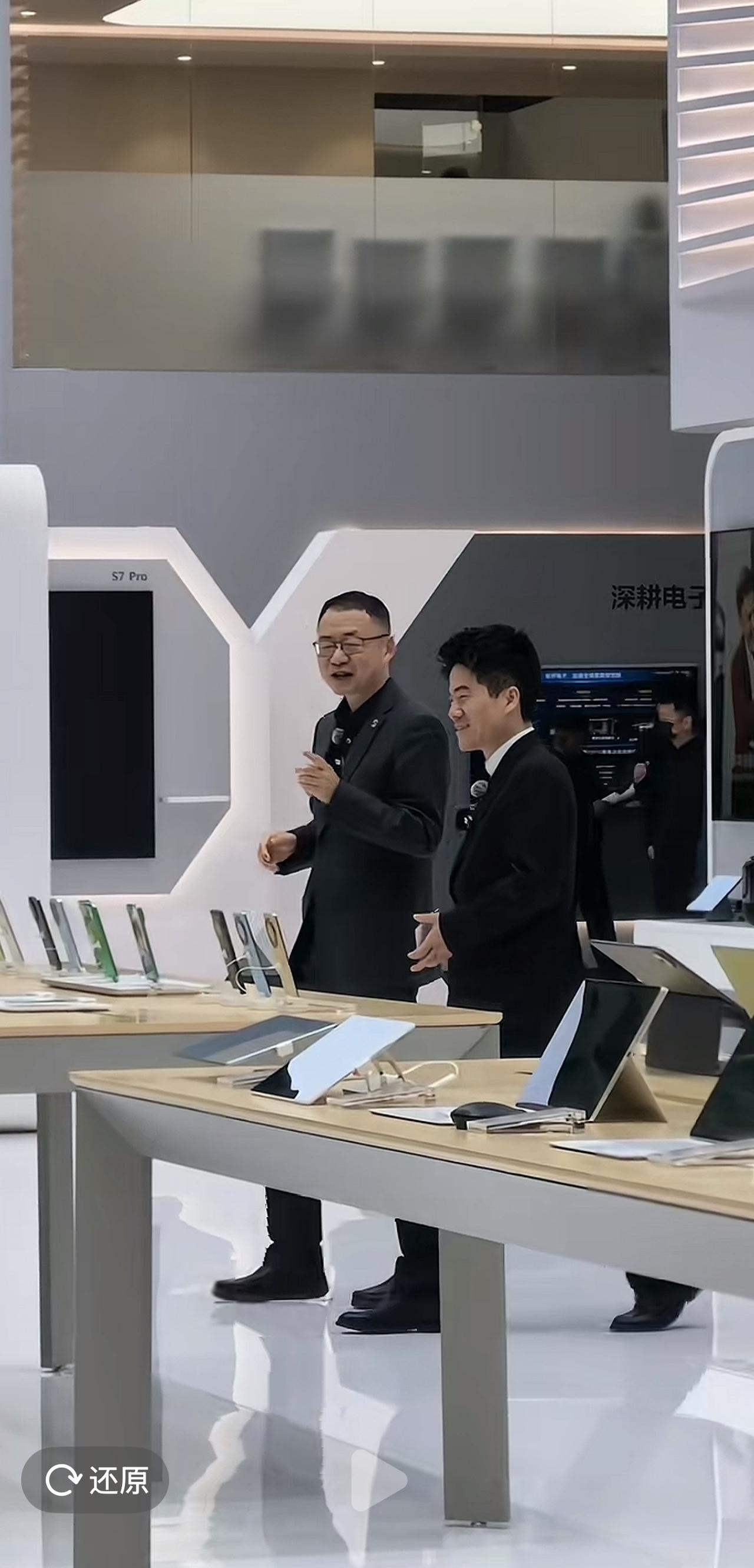 与辉同行是第二次参加AWE展览会。
去年首秀就是王炸，
今年继续。
去年是第一年