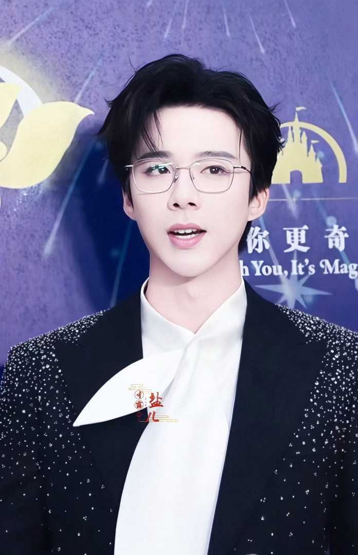 酷狗音乐代言人刘宇宁 鼻梁高得能滑滑梯，每次镜头给侧面特写，我就想顺着那条线滑进