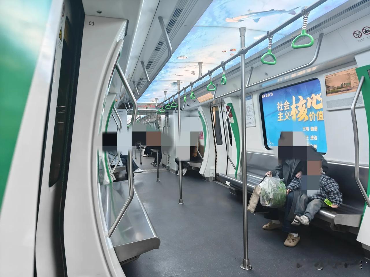 宁波地铁确实没什么人气，即便在早晚高峰期，也能觅得座位，乘坐体验十分舒适。
小编