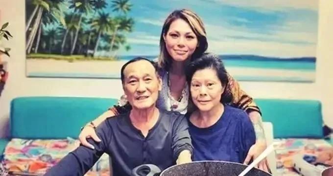 1998年，警方在陈慧敏家里搜出两把手枪，两百发子弹，正当警方要把陈慧敏押走时，