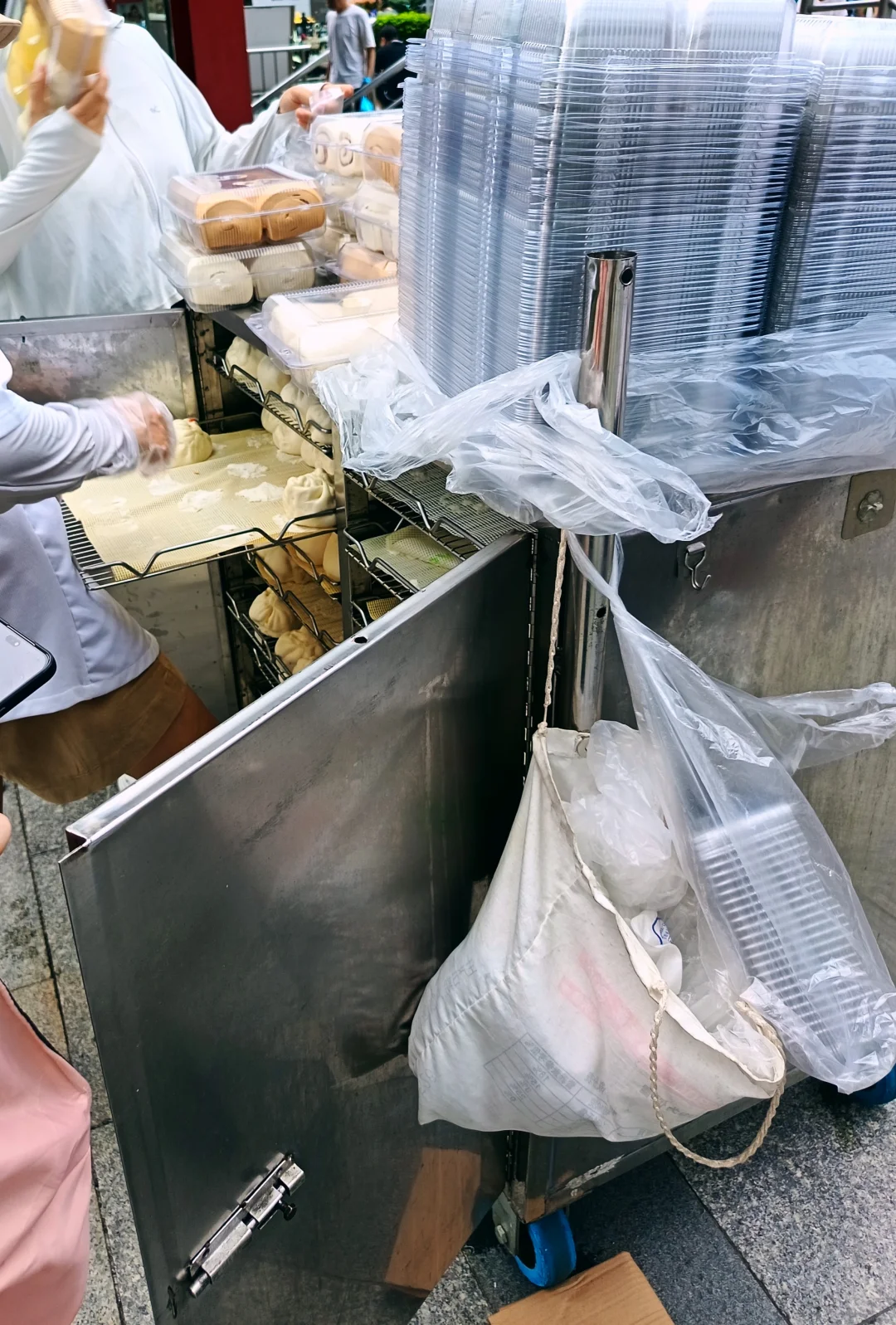 终于遇到广医二院食堂包子馒头摊