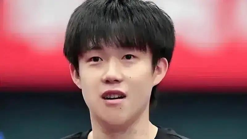 王楚钦疑连夜染回黑发 王楚钦抵达上海，据传连夜将银发染回黑色。此举引发粉丝热议，