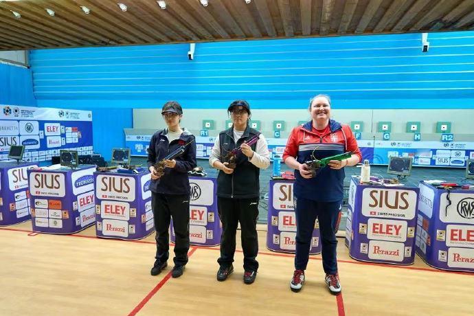 中国射击姑娘再包揽冠亚军 2026年射击世界杯西班牙站第五个比赛日，中国队年轻选