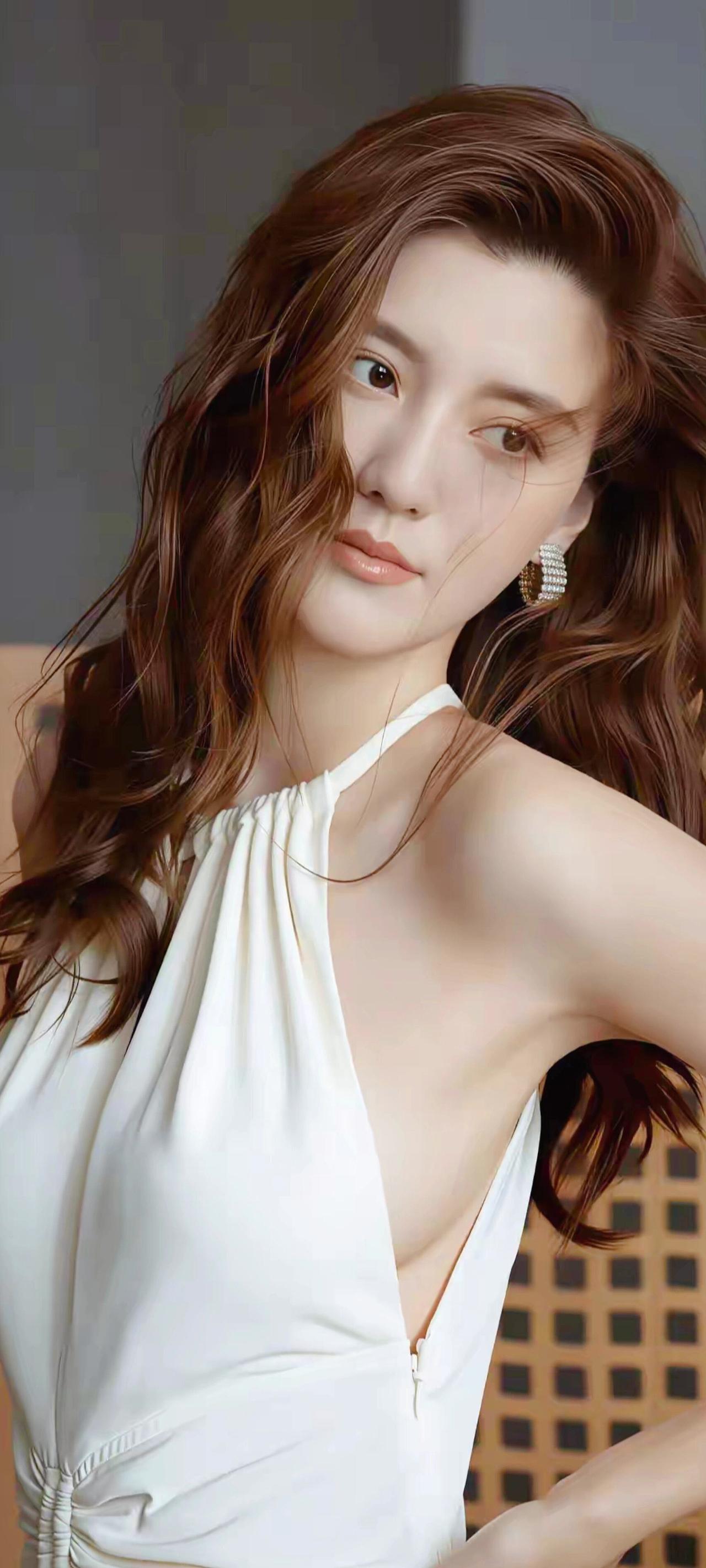 上联：柔丝绾翠添娇色
下联：素袂凝霜展艳容
对对联飞花令