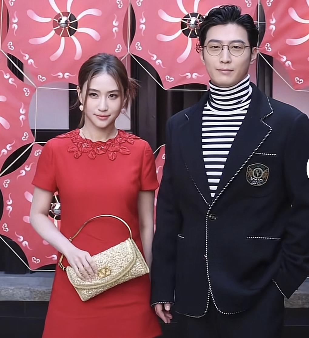 嘴巴可以骗人，

肢体语言却骗不了人，

窦骁和何超莲两夫妻一起参加活动，合照的