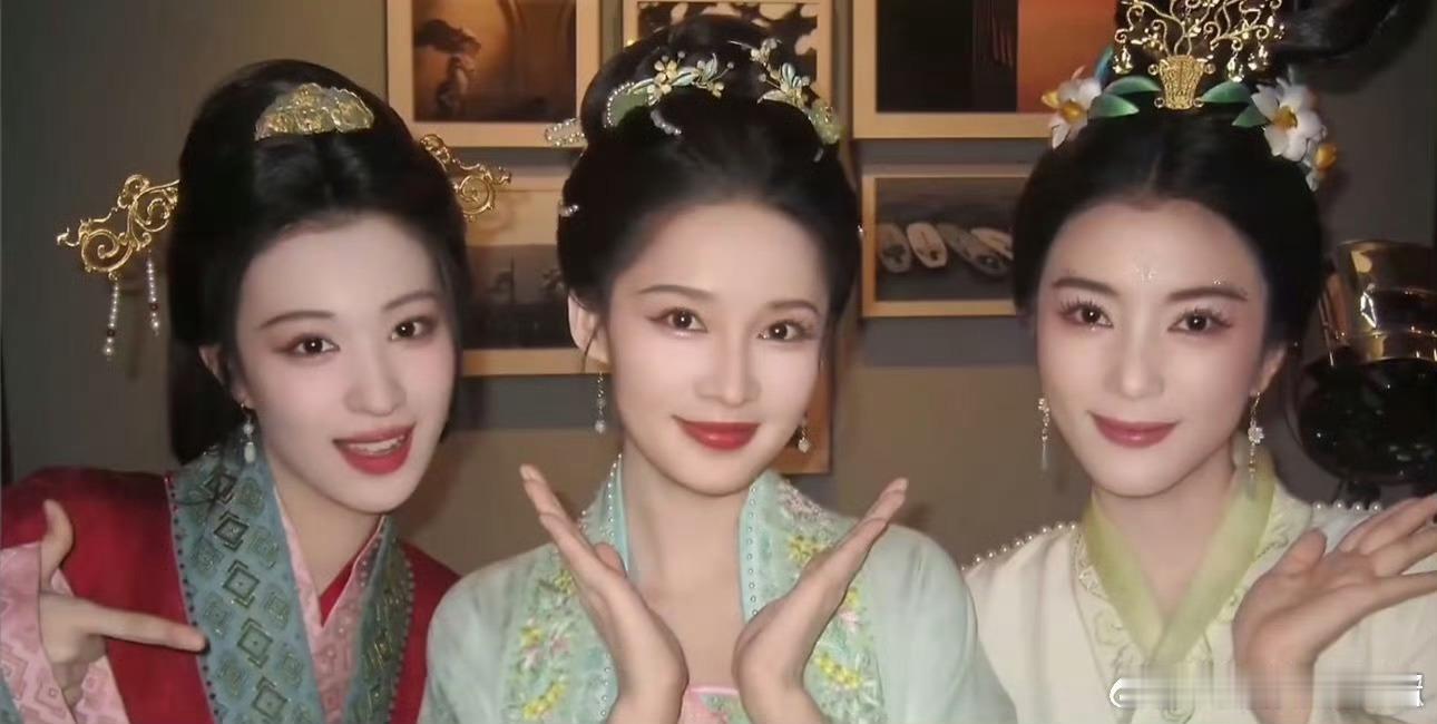 李沁、王楚然同框，第一眼看到谁 