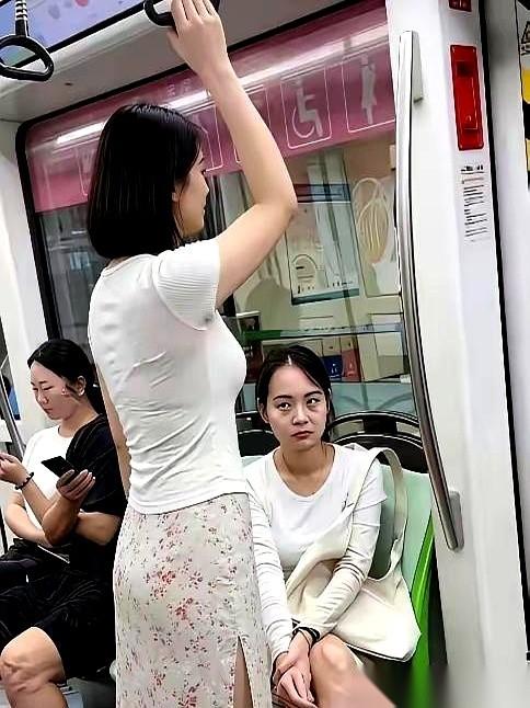 刚才在地铁里，我被一个陌生女孩的漂亮狠狠“扇”了一巴掌。
没夸张。
她就那么安安