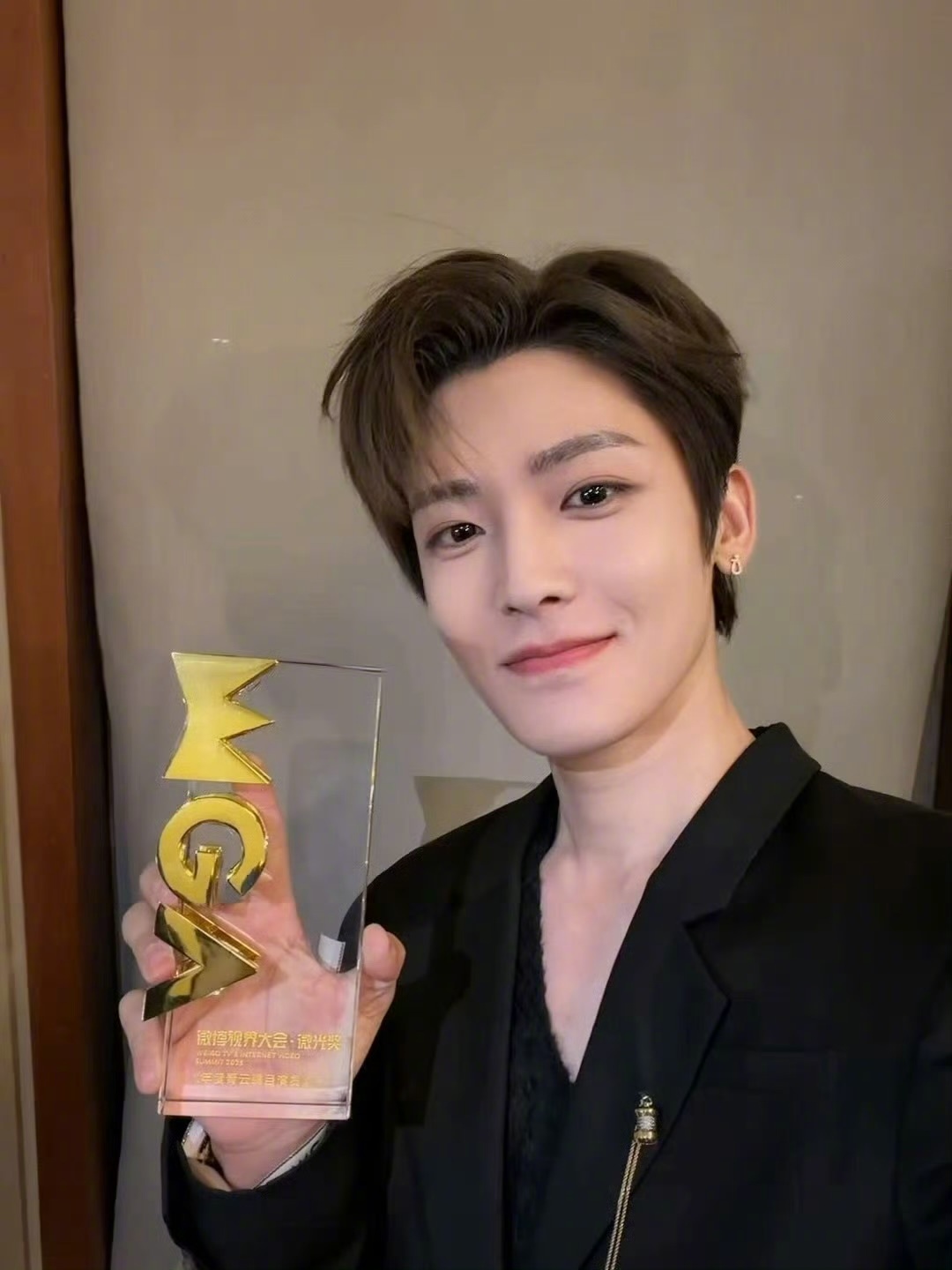 侯明昊再次有效播剧靠角色吸粉 被《入青云》纪伯宰圈粉的举手[举手]侯明昊把这个角