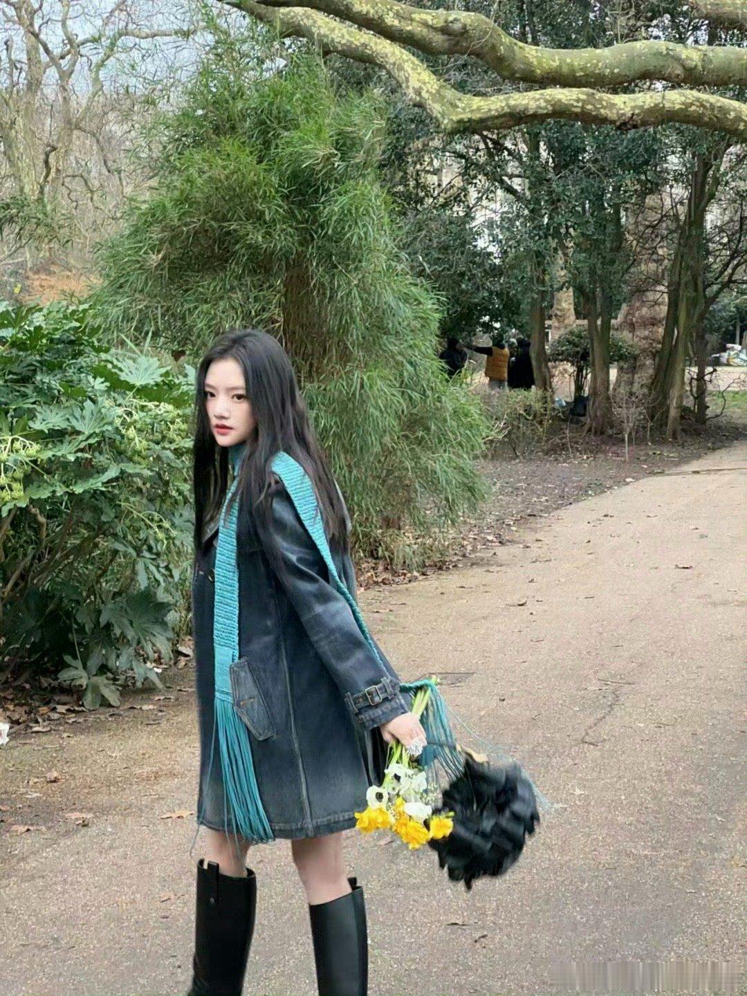 任敏 比例任敏G社生图 任敏用一组生图告诉你：什么叫清冷高智感！黑长直+牛仔风衣