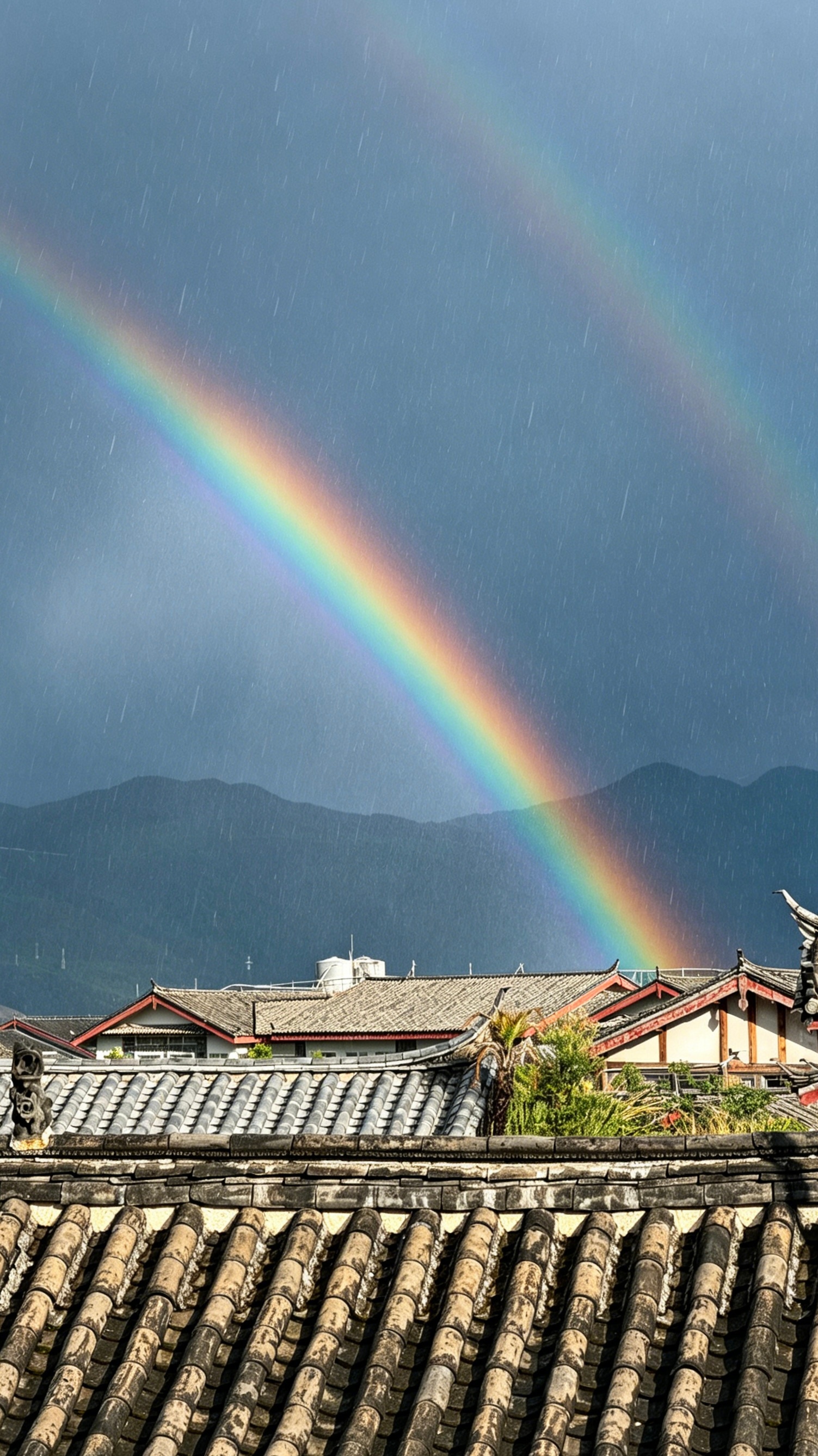 在丽江最治愈的瞬间，大概就是雨后抬头撞见整道彩虹横跨小院屋檐。丽江古城老院子，木