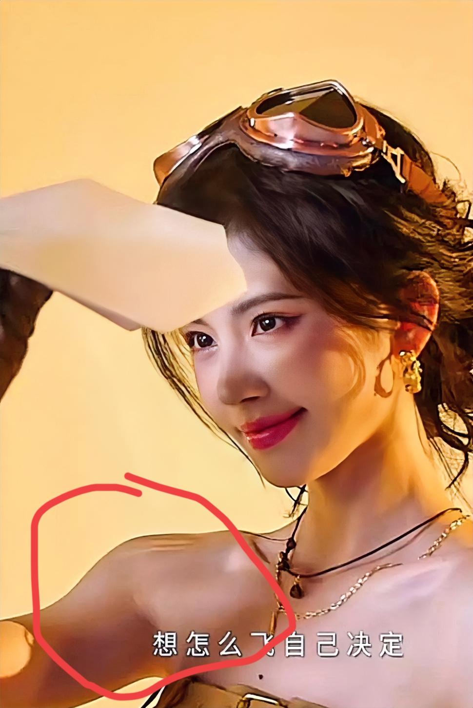 说鞠婧祎漂亮
我同意
说她自律
我也相信，但你要说她
健身瘦的肩膀跟手臂
那我可