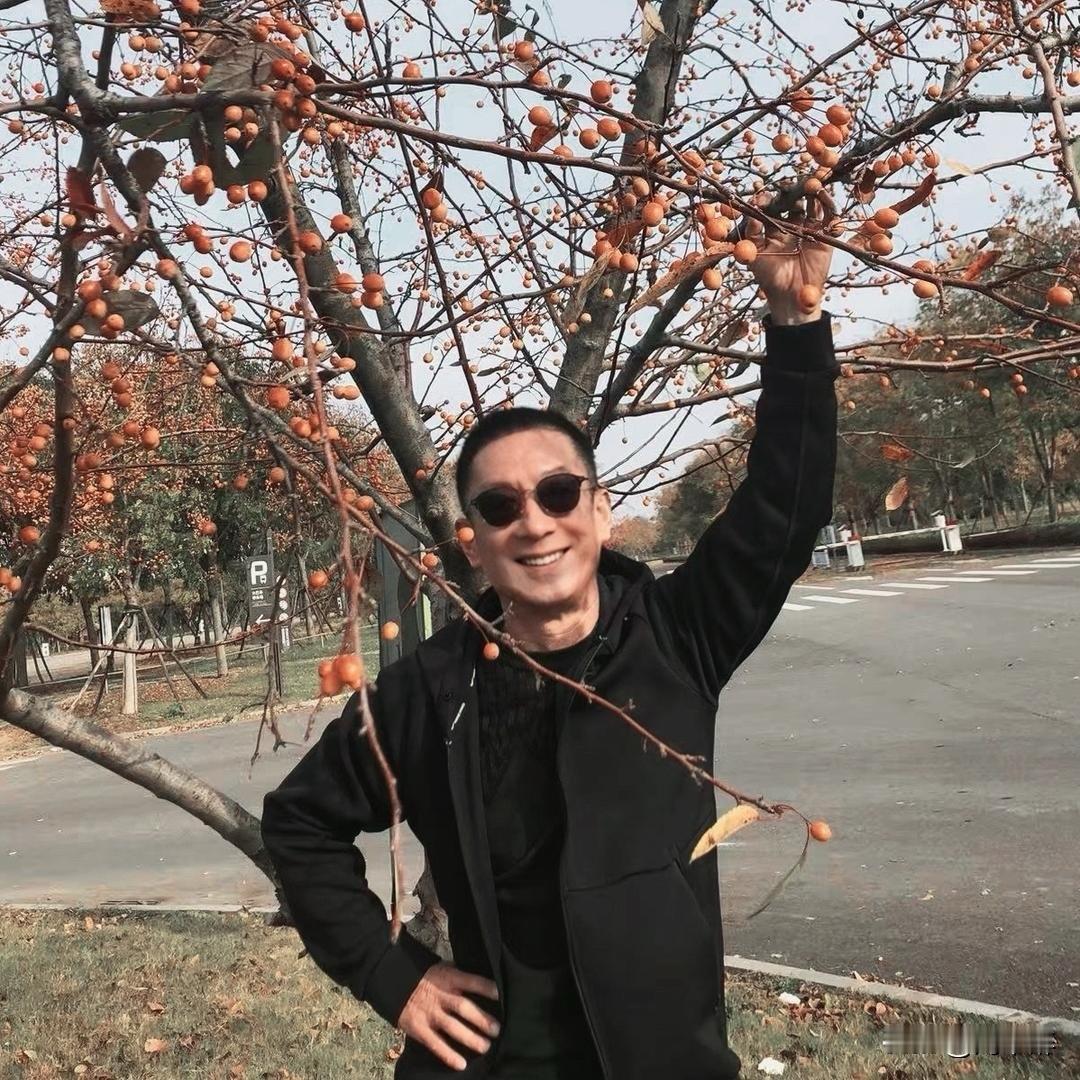 “人生在世屈指算，最多三万六千天；家有房屋千万所，睡觉就需三尺宽。”
“说人好比