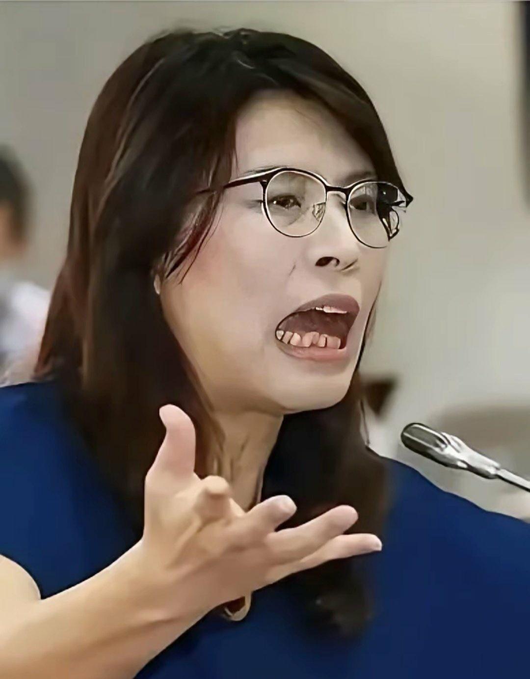 郑丽文总拿两岸底线当话题，公开场合把话讲死，算是自己拆了台阶，以后再也没有台阶下