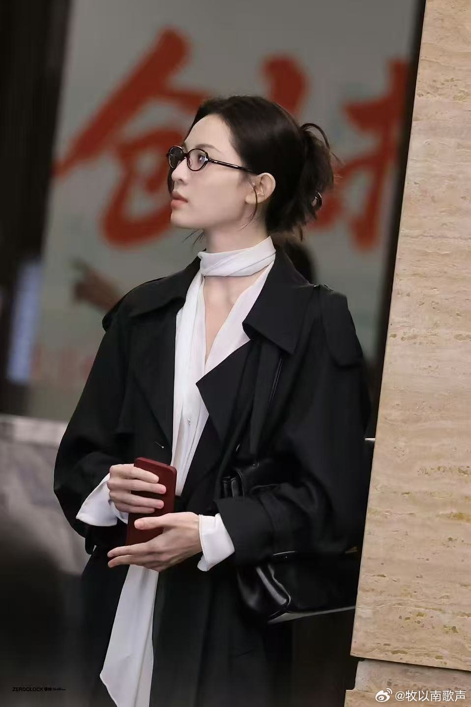 钟楚曦一个人就是一个团队 好佩服她！大大小小活动的妆面基本自己上手，审美稳定又有