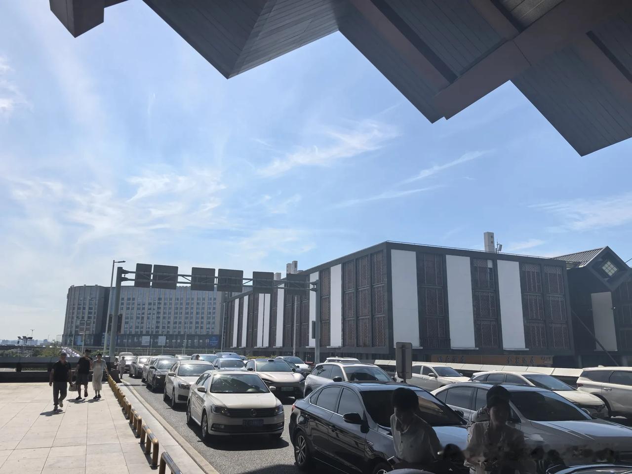 苏州站北广场进站高架为什么会常年堵车？


一坐上网约车司机听说要去苏州站，就提