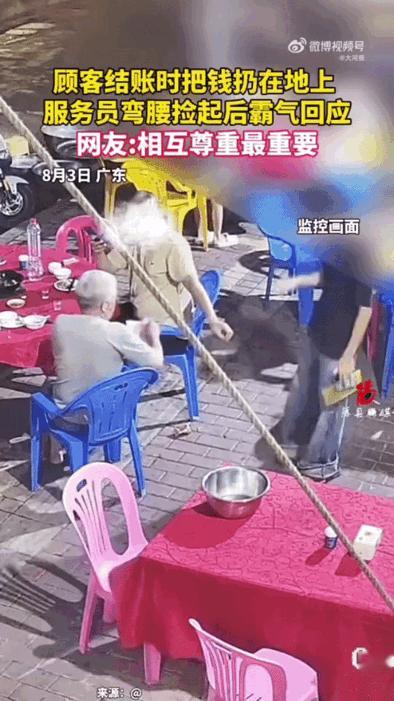 换你你忍吗？

网传视频显示，8月3号晚上，广东云浮一个大排档。几个男的喝酒吃菜