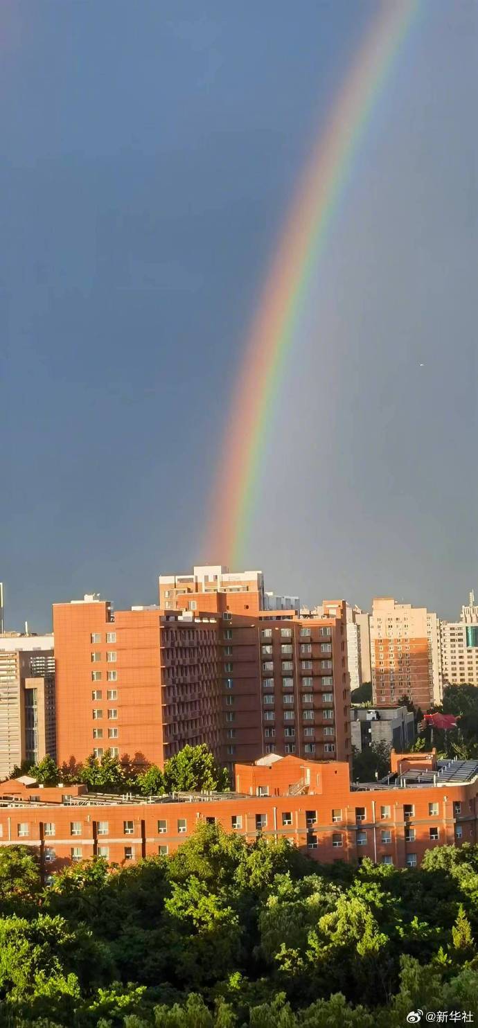【#雨后北京现绝美双彩虹#】#听说看见双彩虹会心想事成#6月13日傍晚，雨后的北