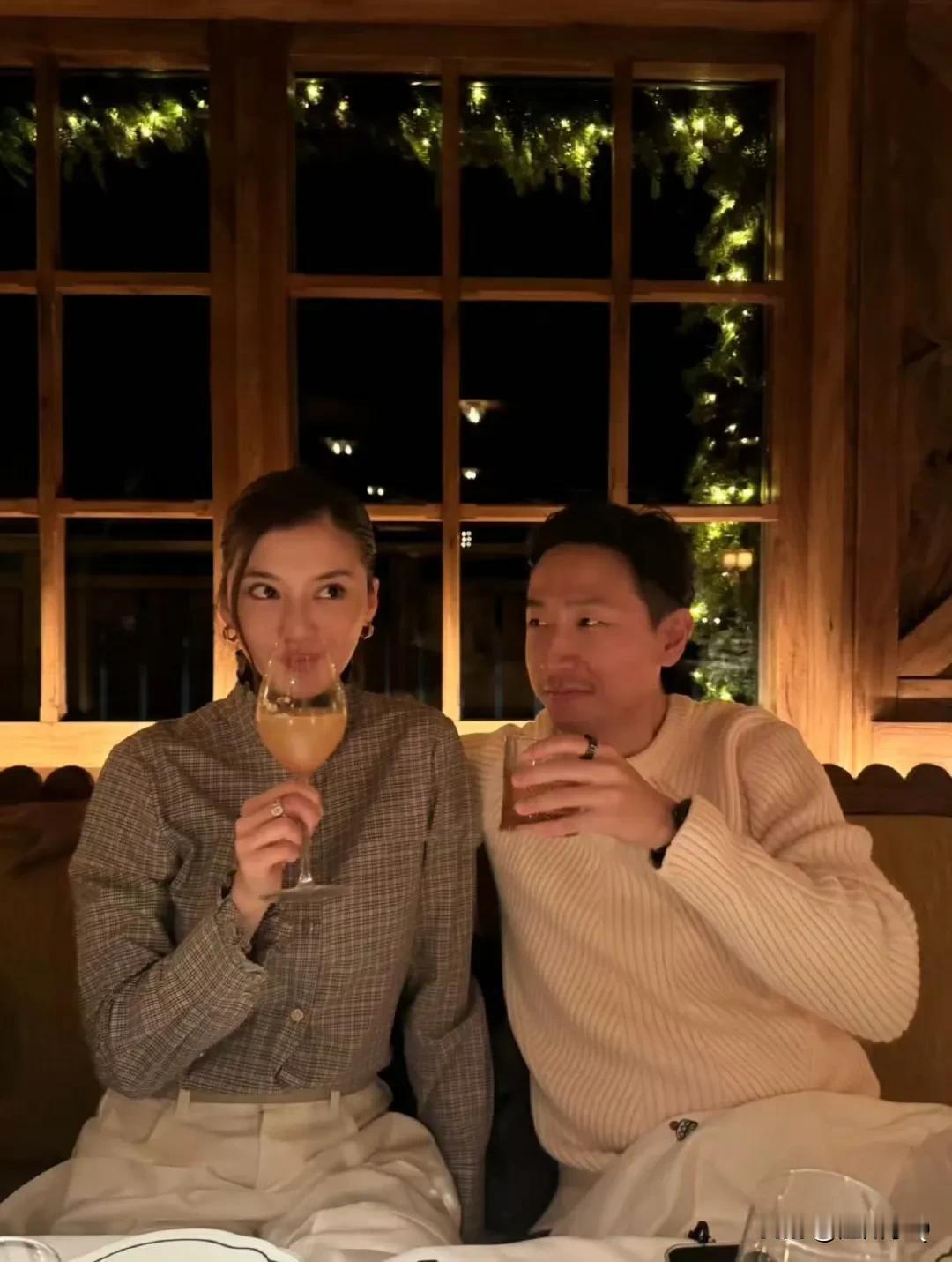 施伯雄和吴千语去法国度假，两人一起在法国餐厅庆祝结婚一周年。施伯雄爱意绵绵地望着
