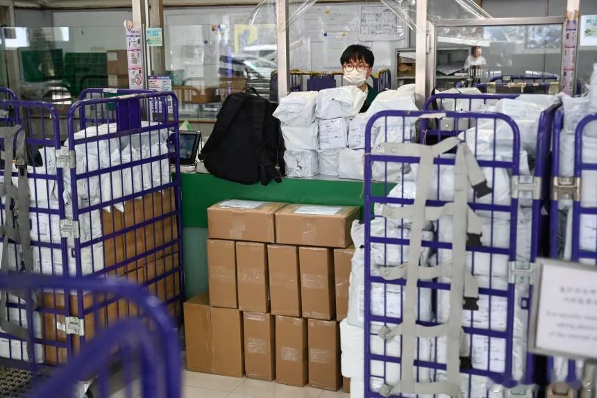 【美国关税豁免到期，小企业陷入困境】（CNN）由于小包裹关税豁免即将到期，国际邮