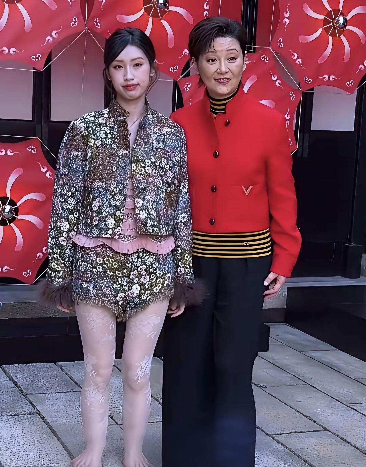 谁看了不说缘分的奇妙，冯小刚夫妇的养女，五官长相和他莫名贴合。

徐帆一身红色外