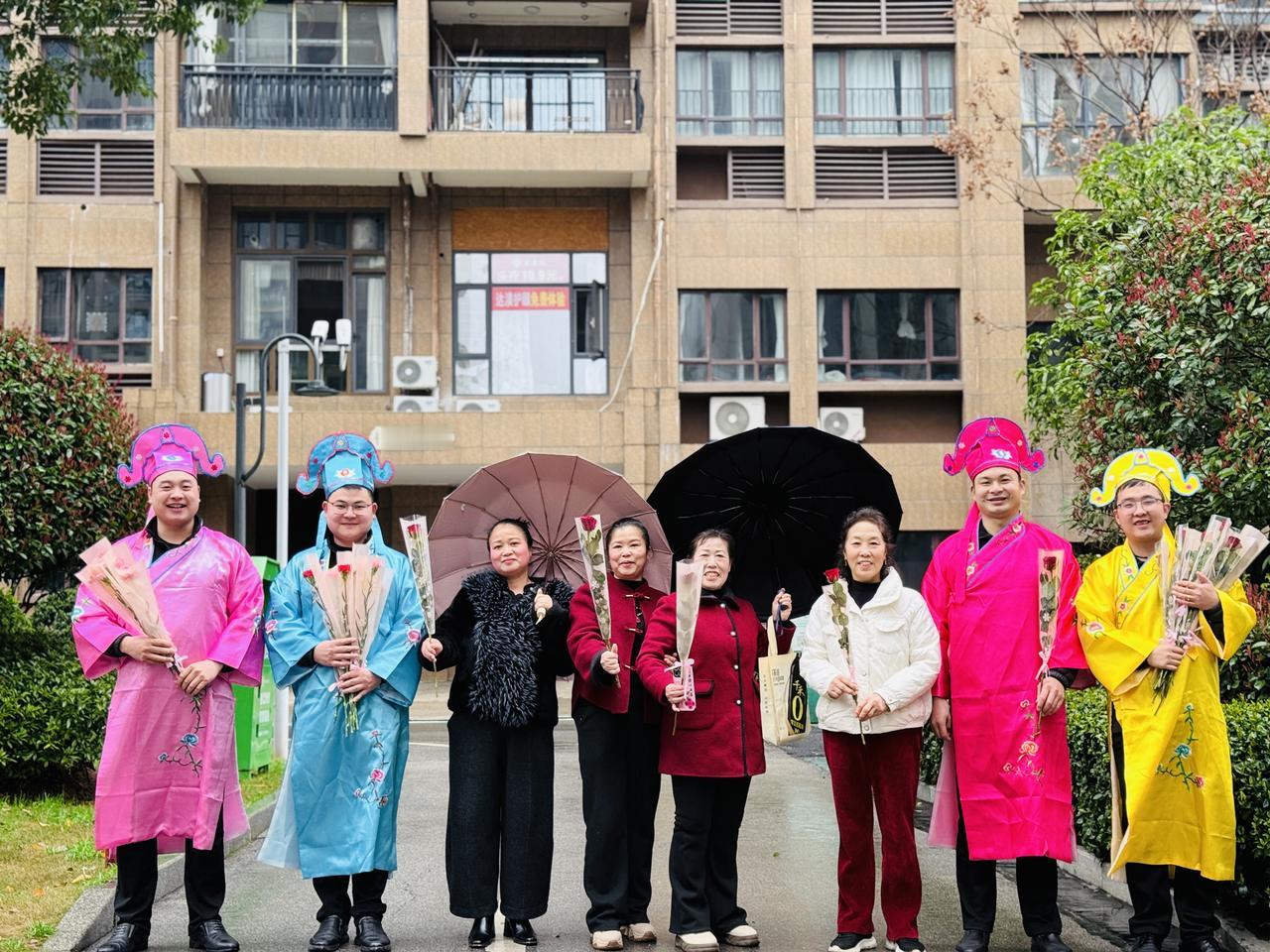 怀化碧桂园物业志愿服务队派送鲜花送给最美的女神业主们

     细雨纷飞，花香