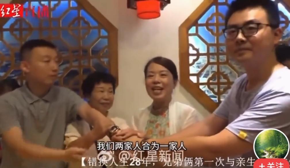 当初她还真想过两家合一家

当初媒体采访时，
许妈把两块定制好的手表，
亲手戴在