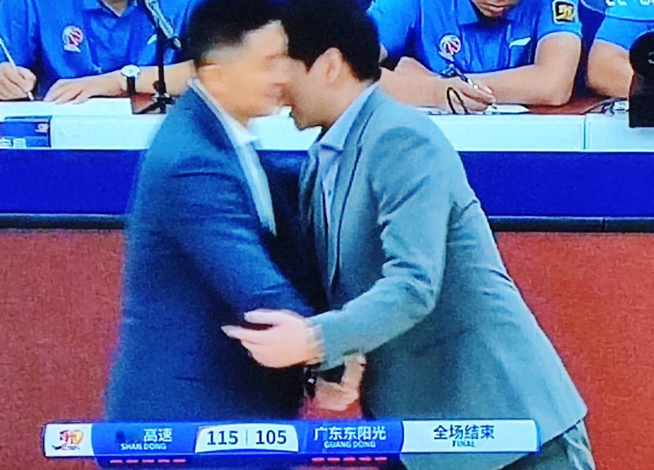 邱彪:说句忠言逆耳的，现在联盟都把广东当成鱼腩球队。
杜锋:说什么呢？这场比赛我