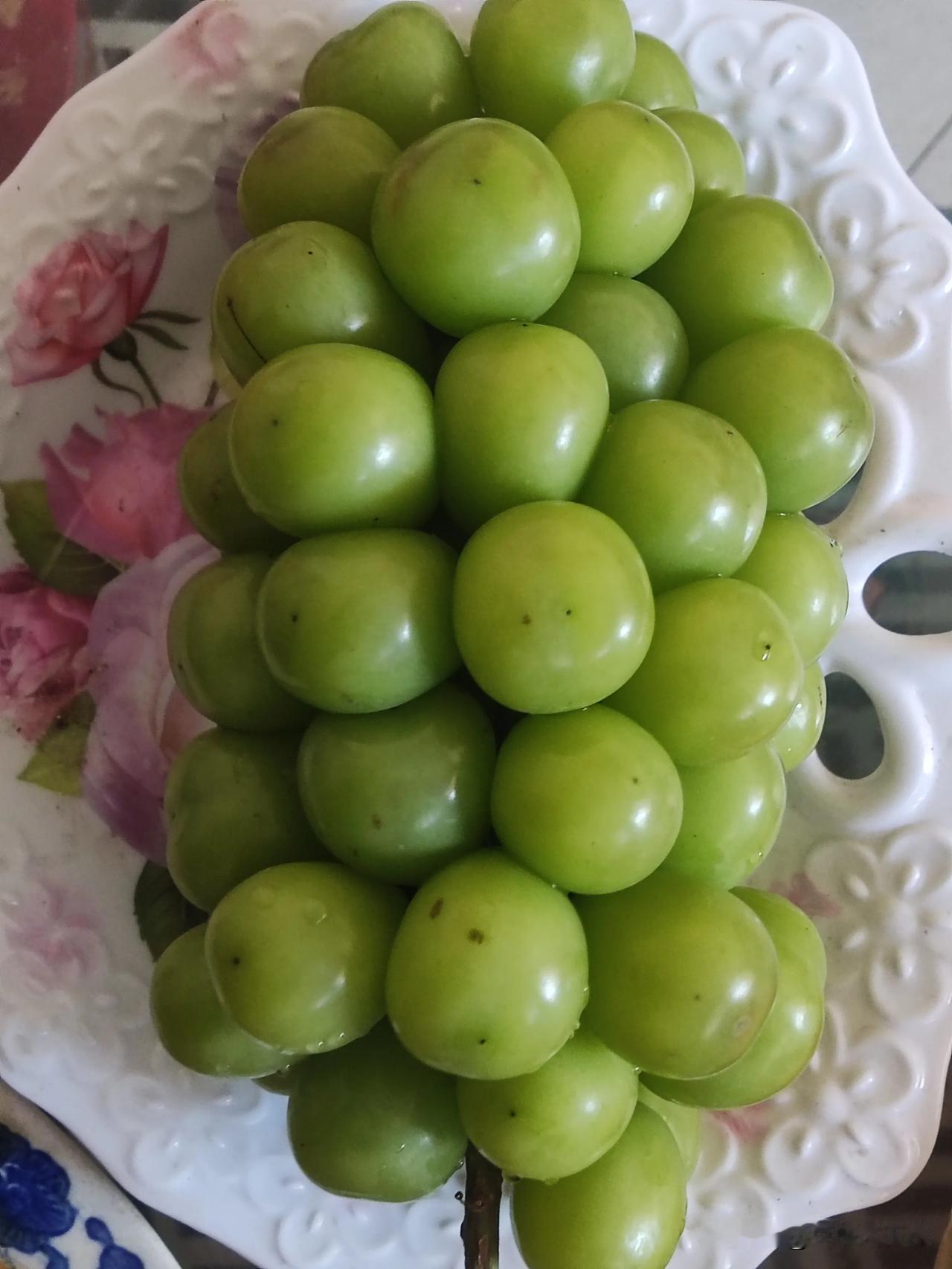 我们这里有这样一个风俗，就是邻居家添了小孩儿，街坊四邻都给送20个鸡蛋，也算是乡