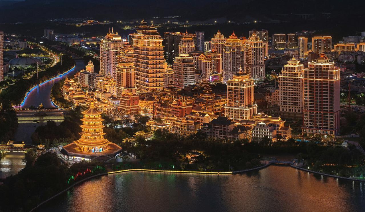 点亮云南新夜态临沧，佤山凤城之夜。