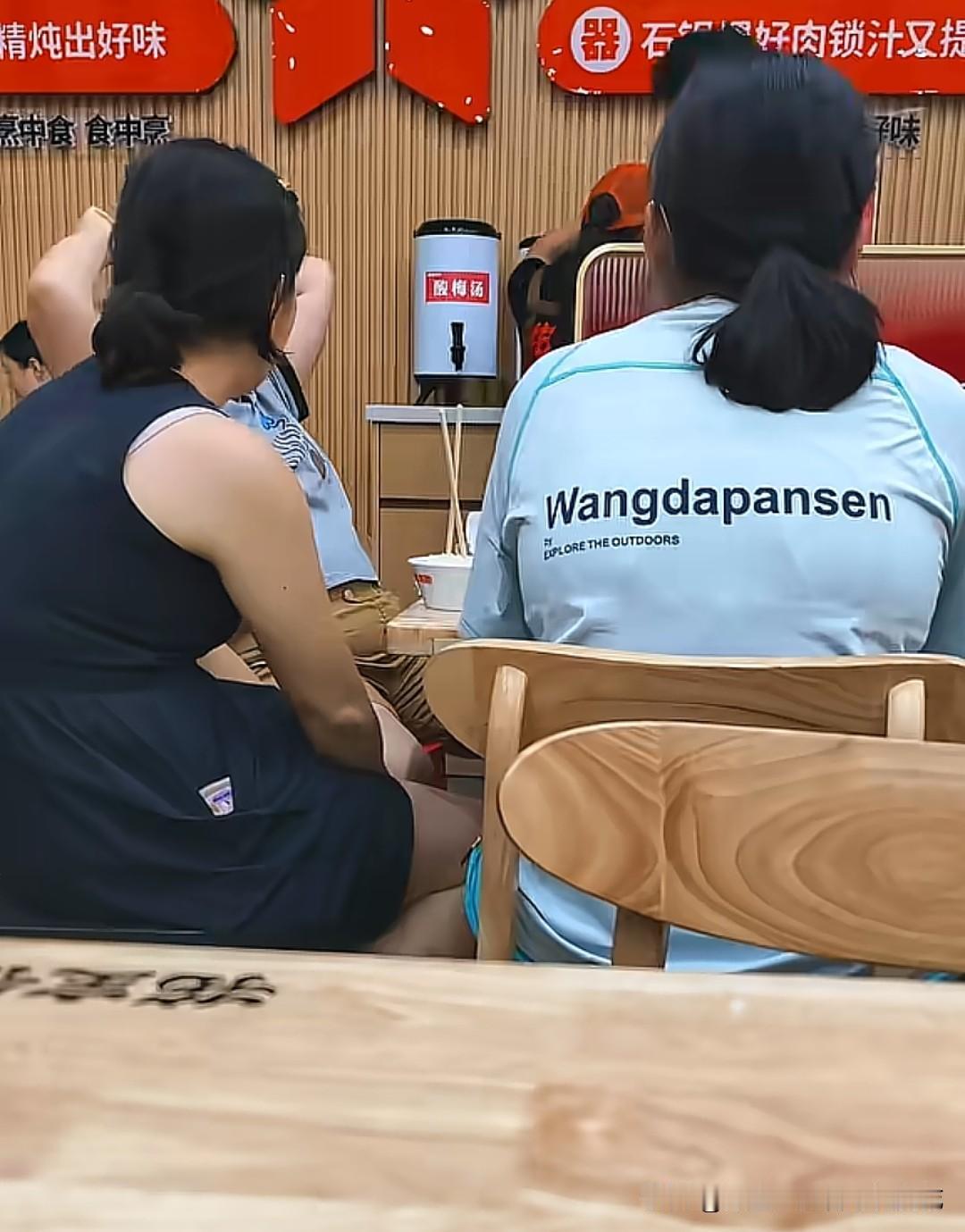 这张餐厅里筷子直挺挺插在米饭里的画面，瞬间戳中了很多人刻在童年DNA里的餐桌记忆